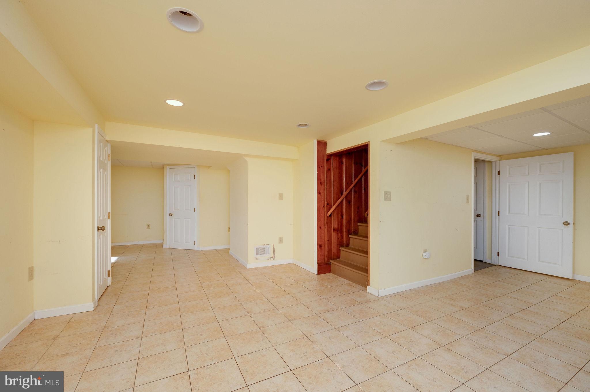 MONTROSE MANOR - Residential