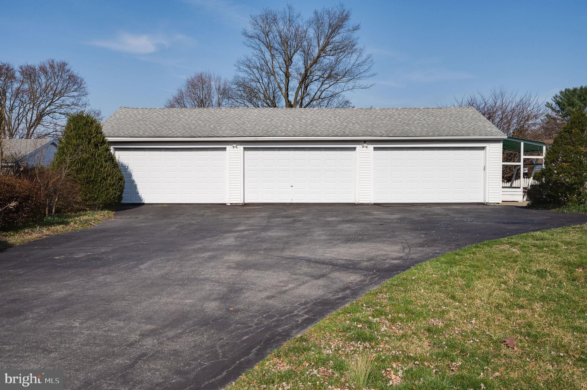 MONTROSE MANOR - Residential