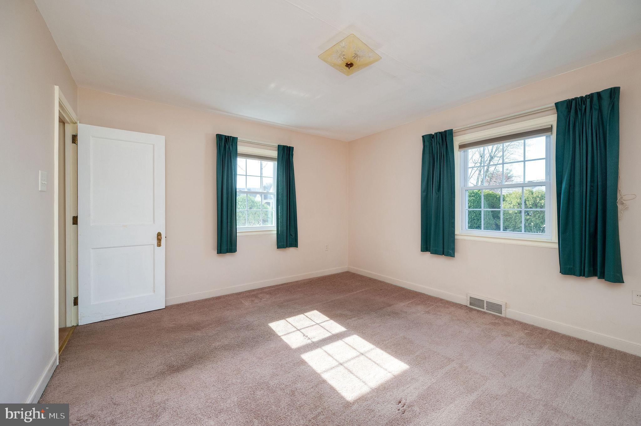 MONTROSE MANOR - Residential