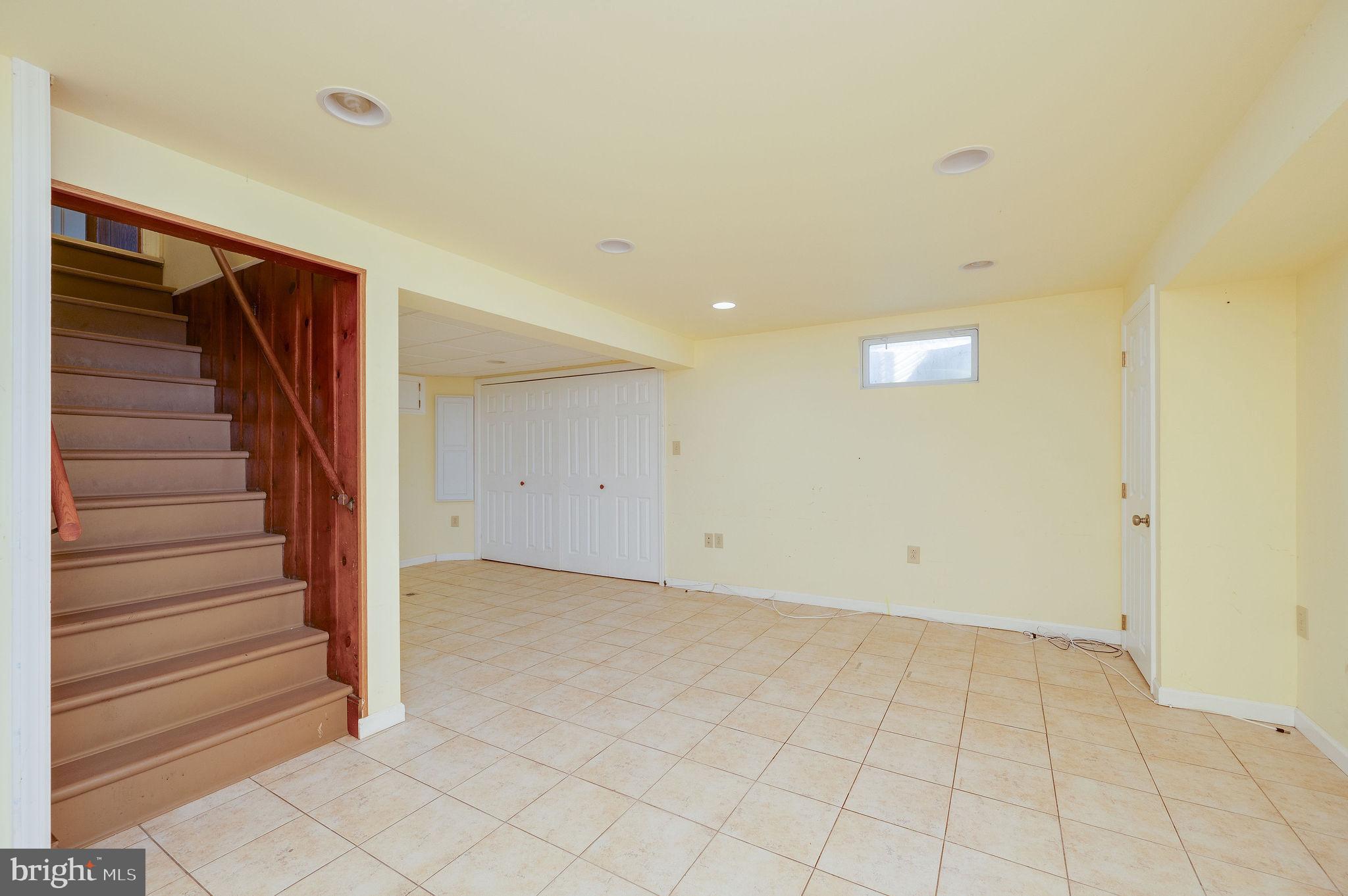 MONTROSE MANOR - Residential