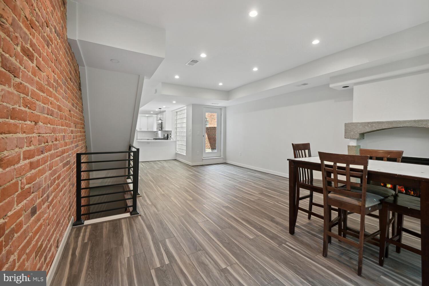 1850 INGLESIDE TERRACE NW 2