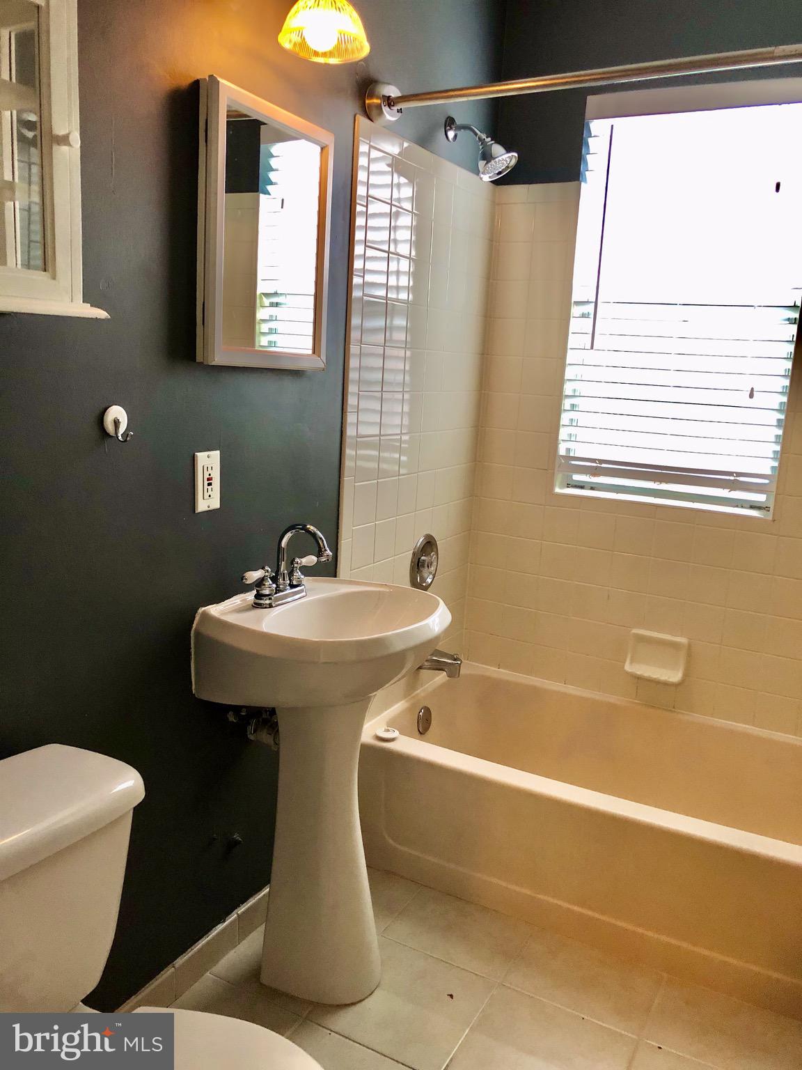 COLONIAL VILLAGE - Residential