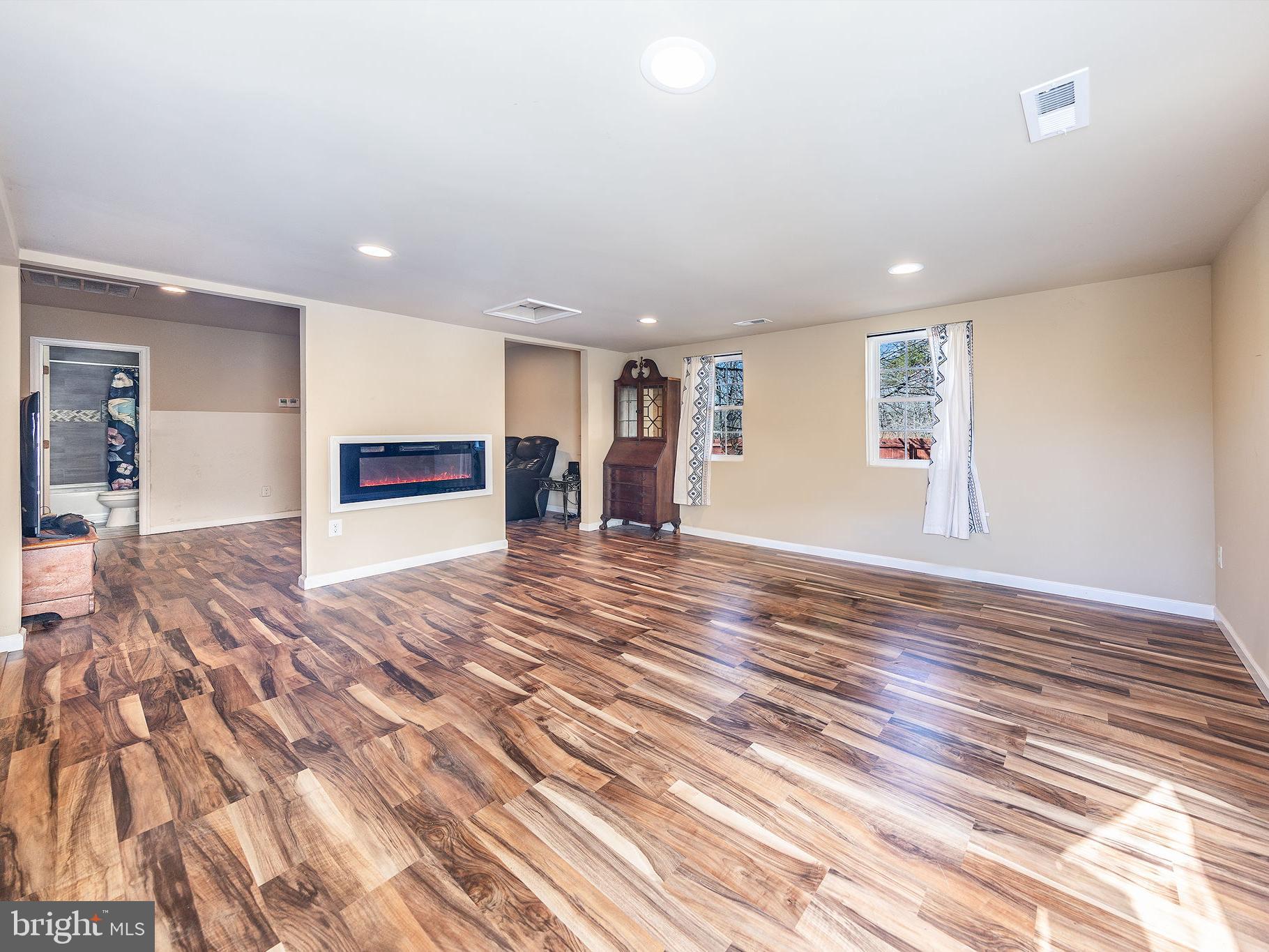 CAROLINE VILLAGE - Residential