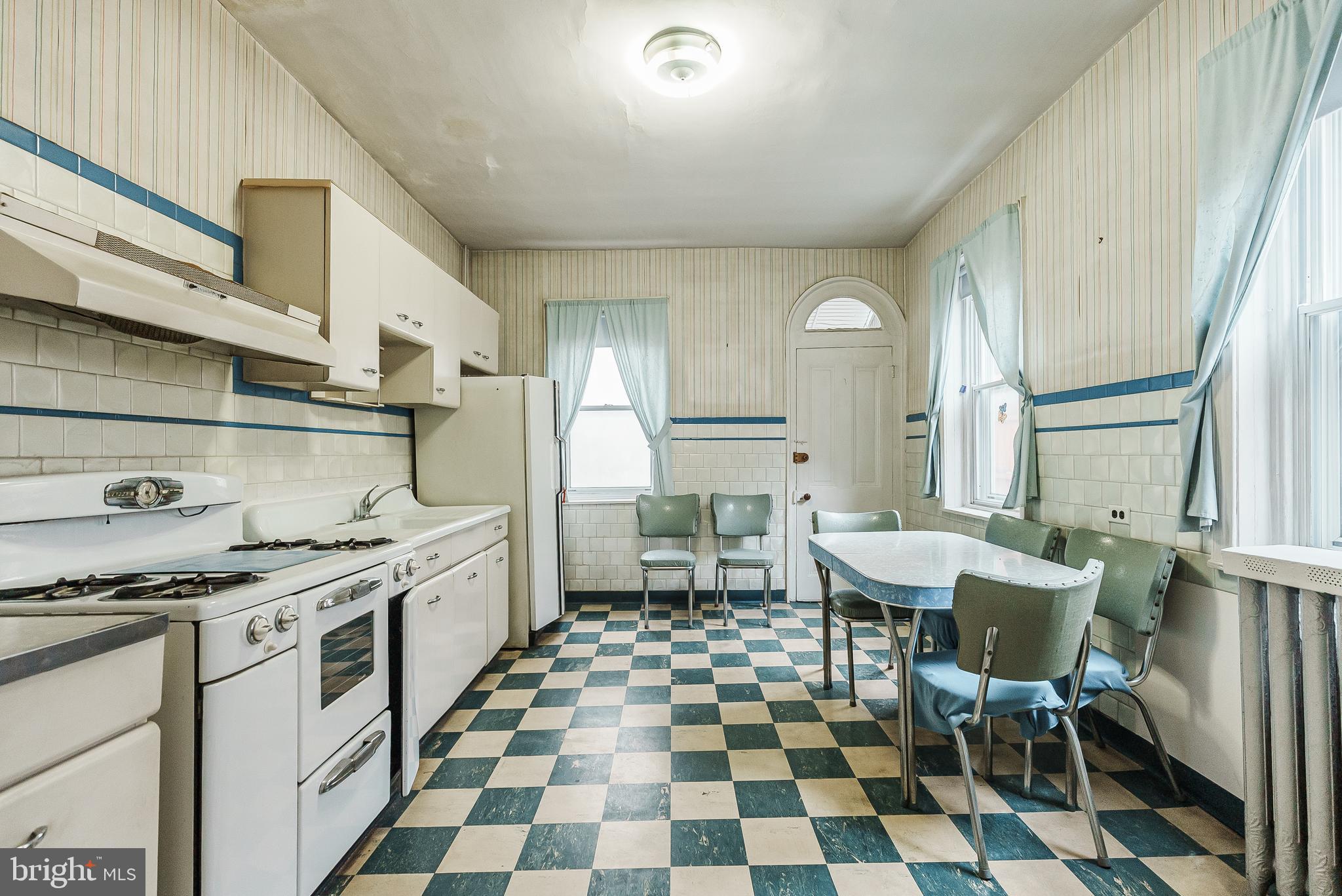 QUEEN VILLAGE - Residential