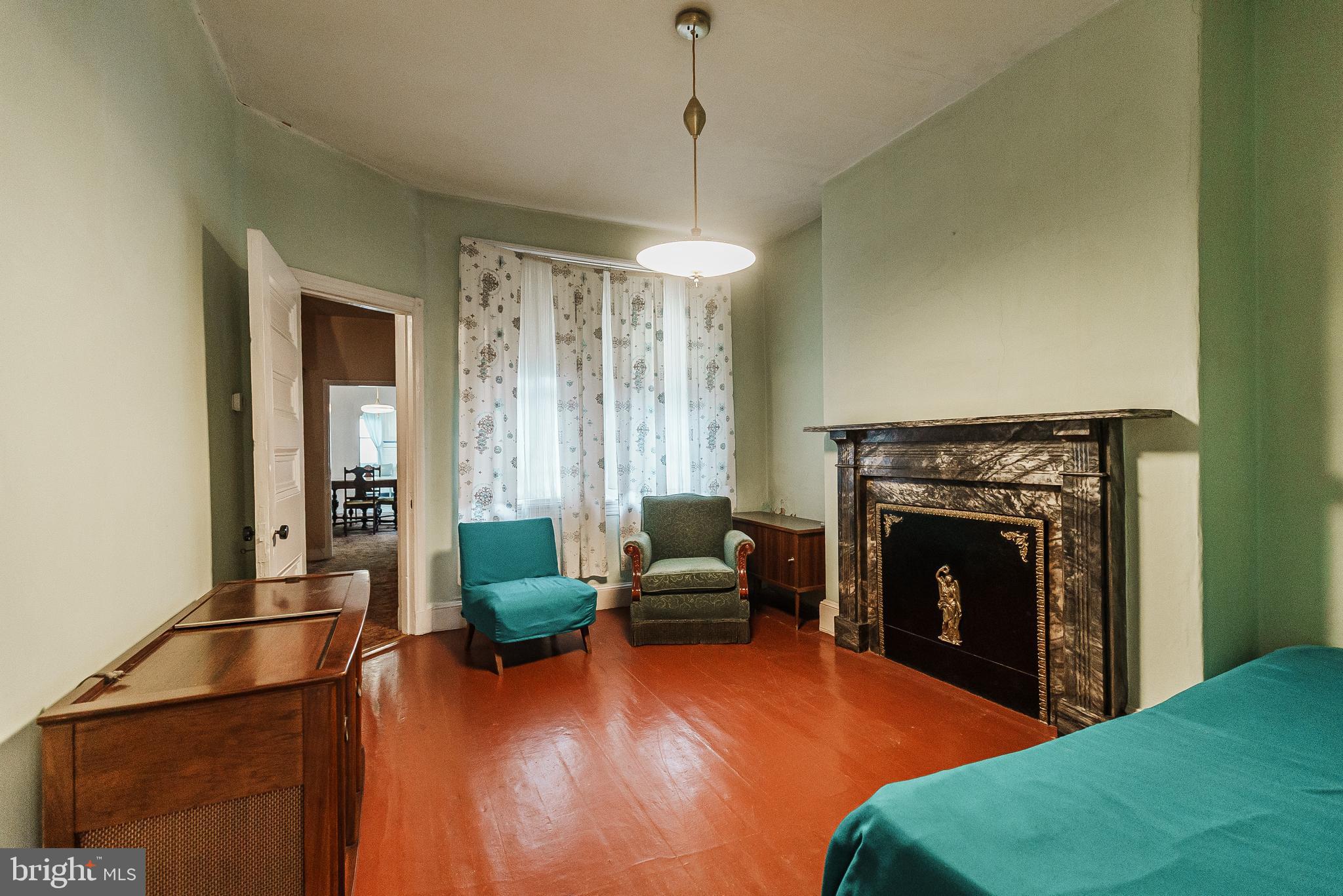 QUEEN VILLAGE - Residential