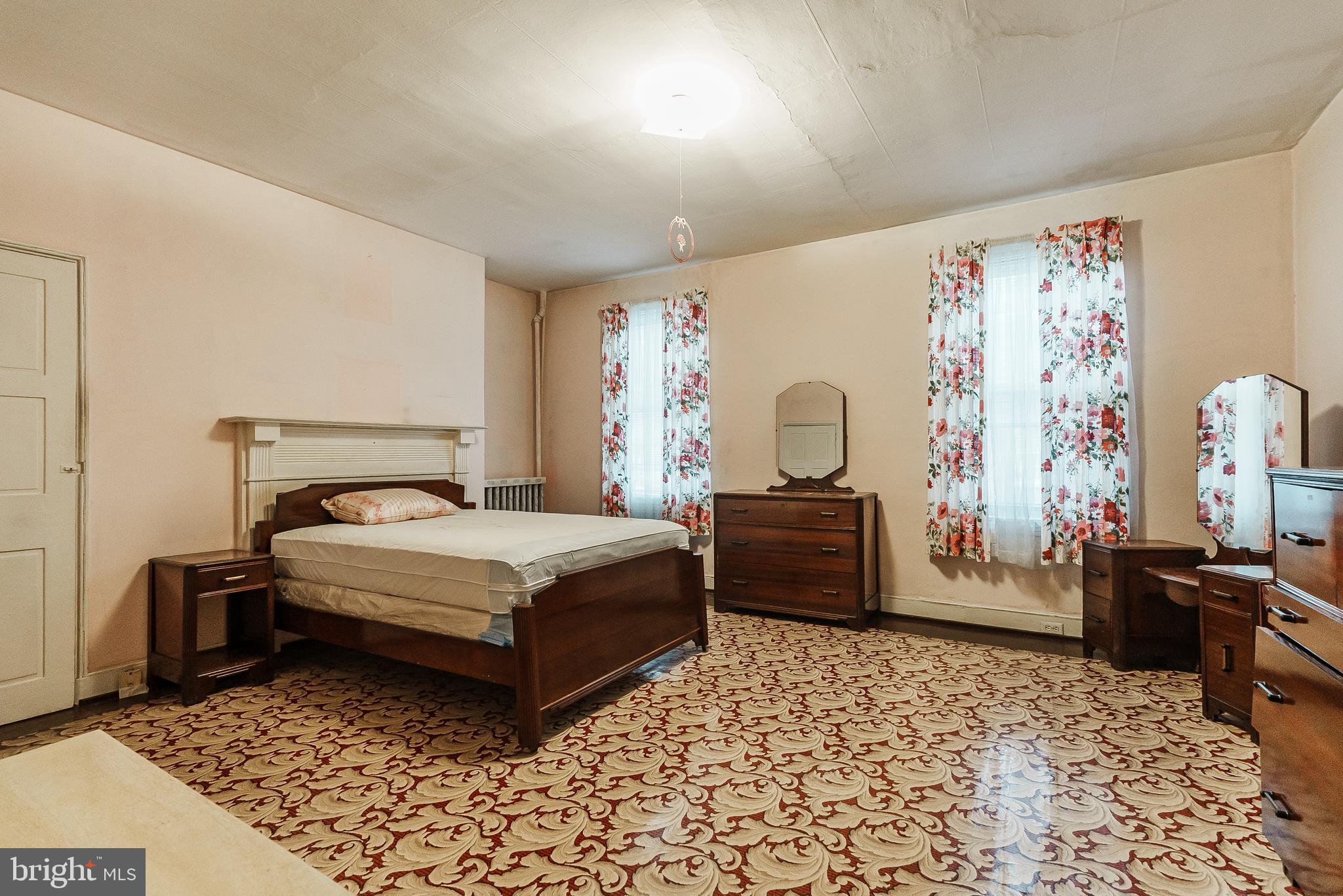 QUEEN VILLAGE - Residential