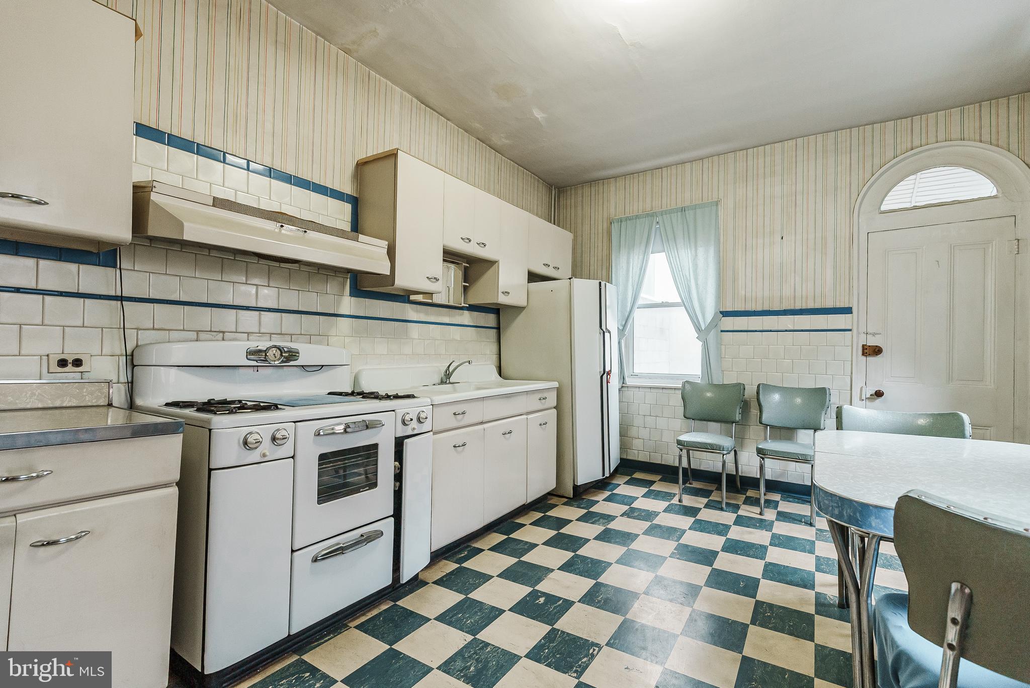 QUEEN VILLAGE - Residential