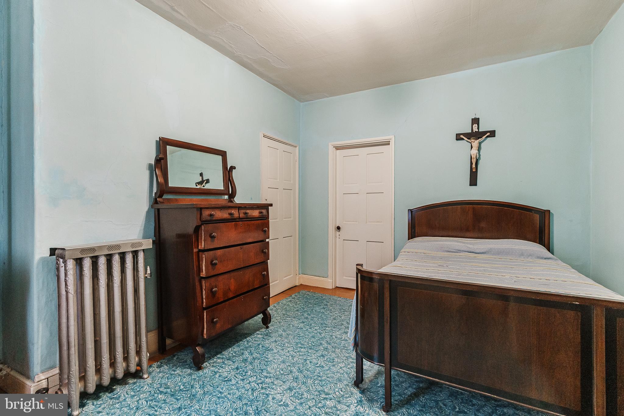 QUEEN VILLAGE - Residential