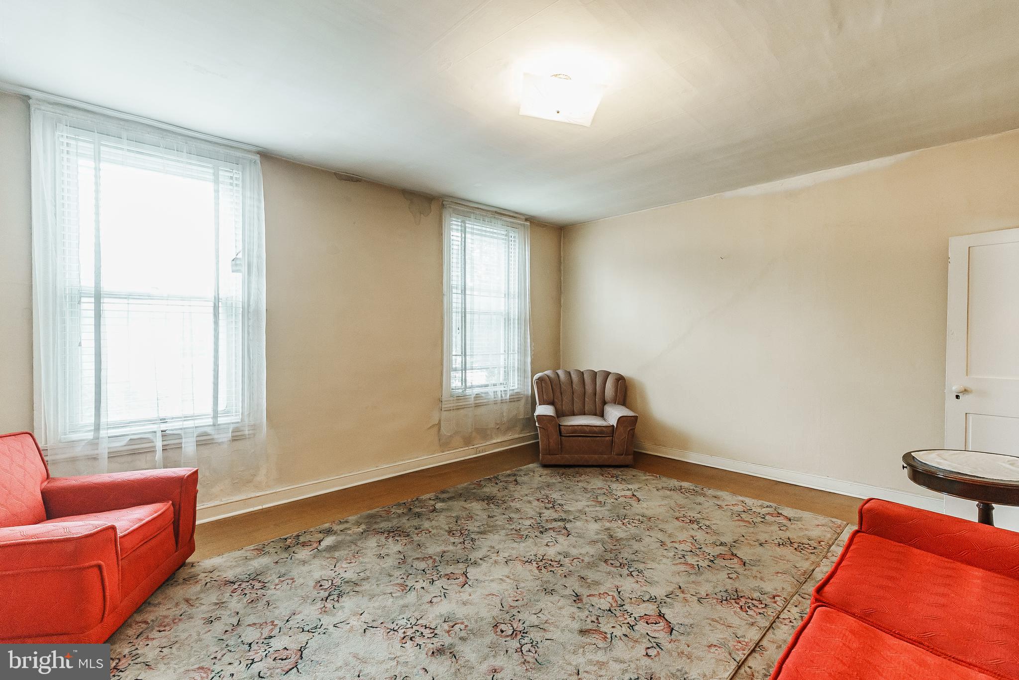 QUEEN VILLAGE - Residential