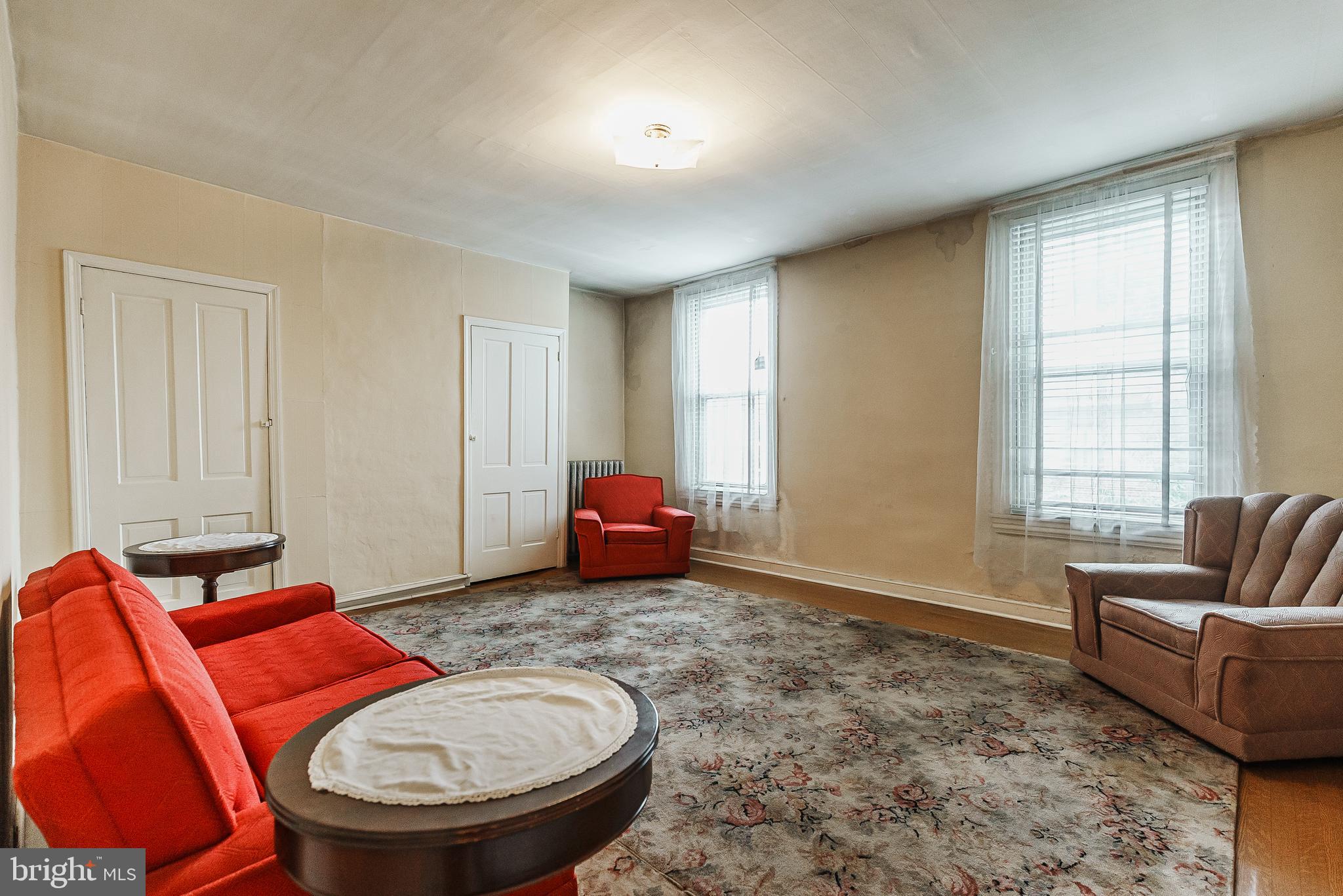 QUEEN VILLAGE - Residential