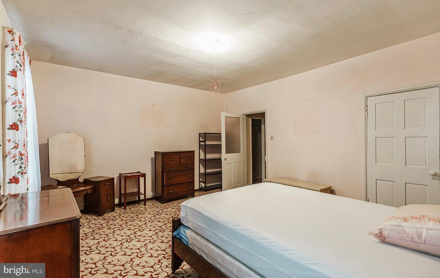 QUEEN VILLAGE - Residential