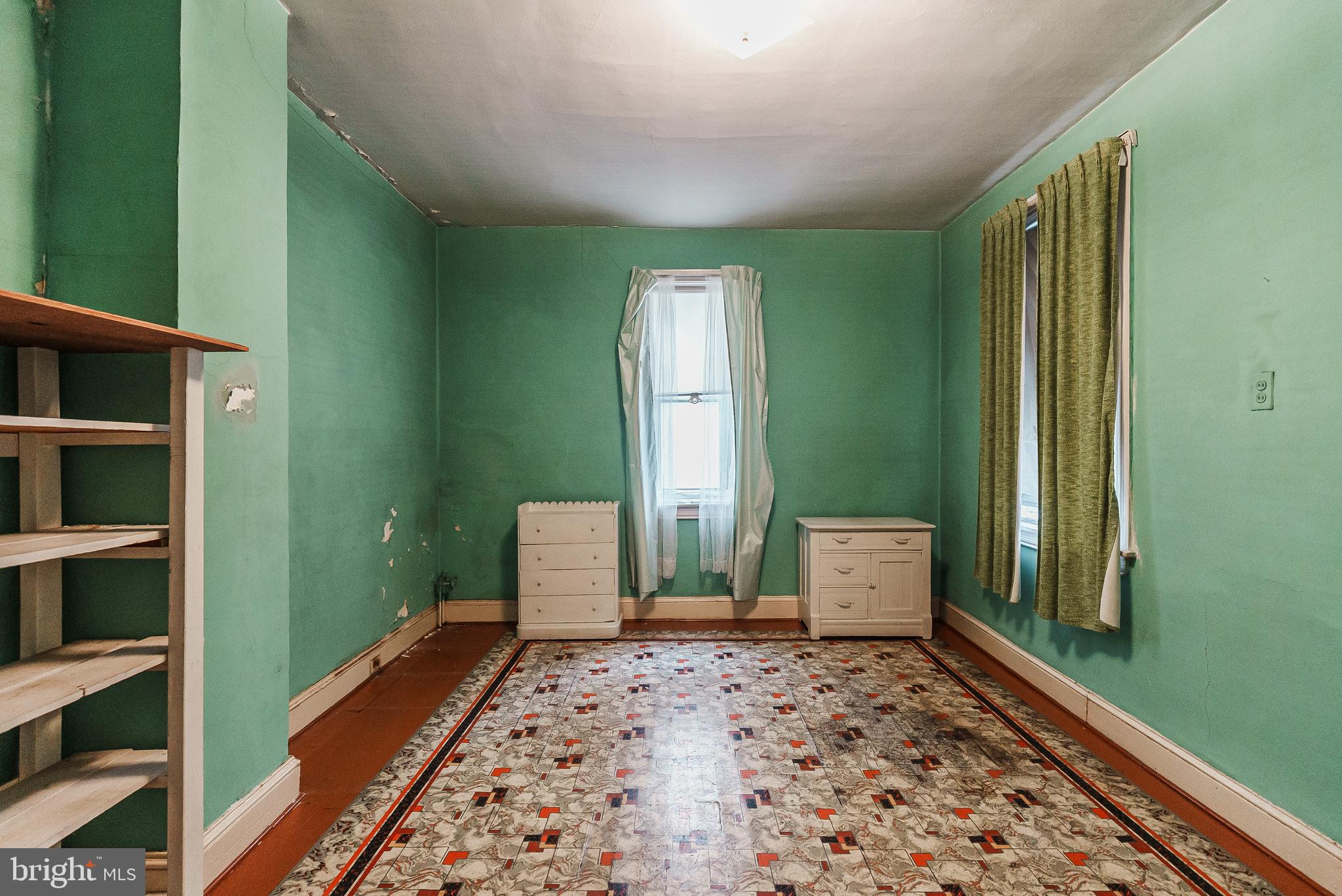 QUEEN VILLAGE - Residential