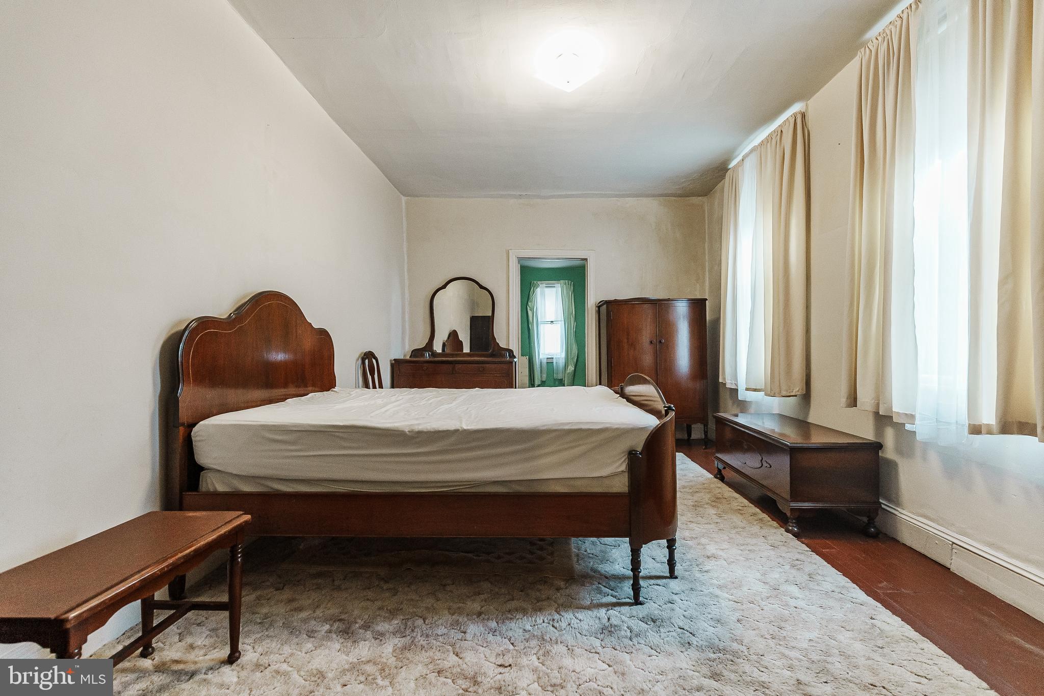 QUEEN VILLAGE - Residential