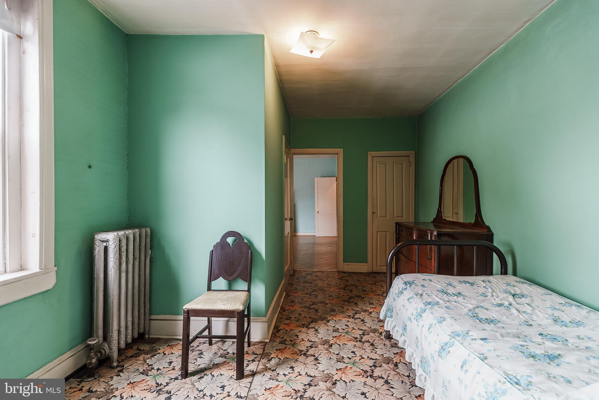 QUEEN VILLAGE - Residential