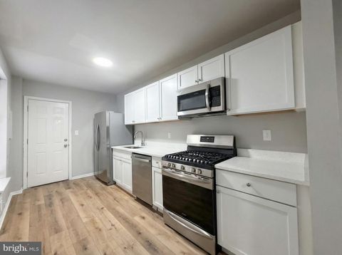 Townhouse For Sale - 411 N Chester Street<br/> BALTIMORE, MD 21231