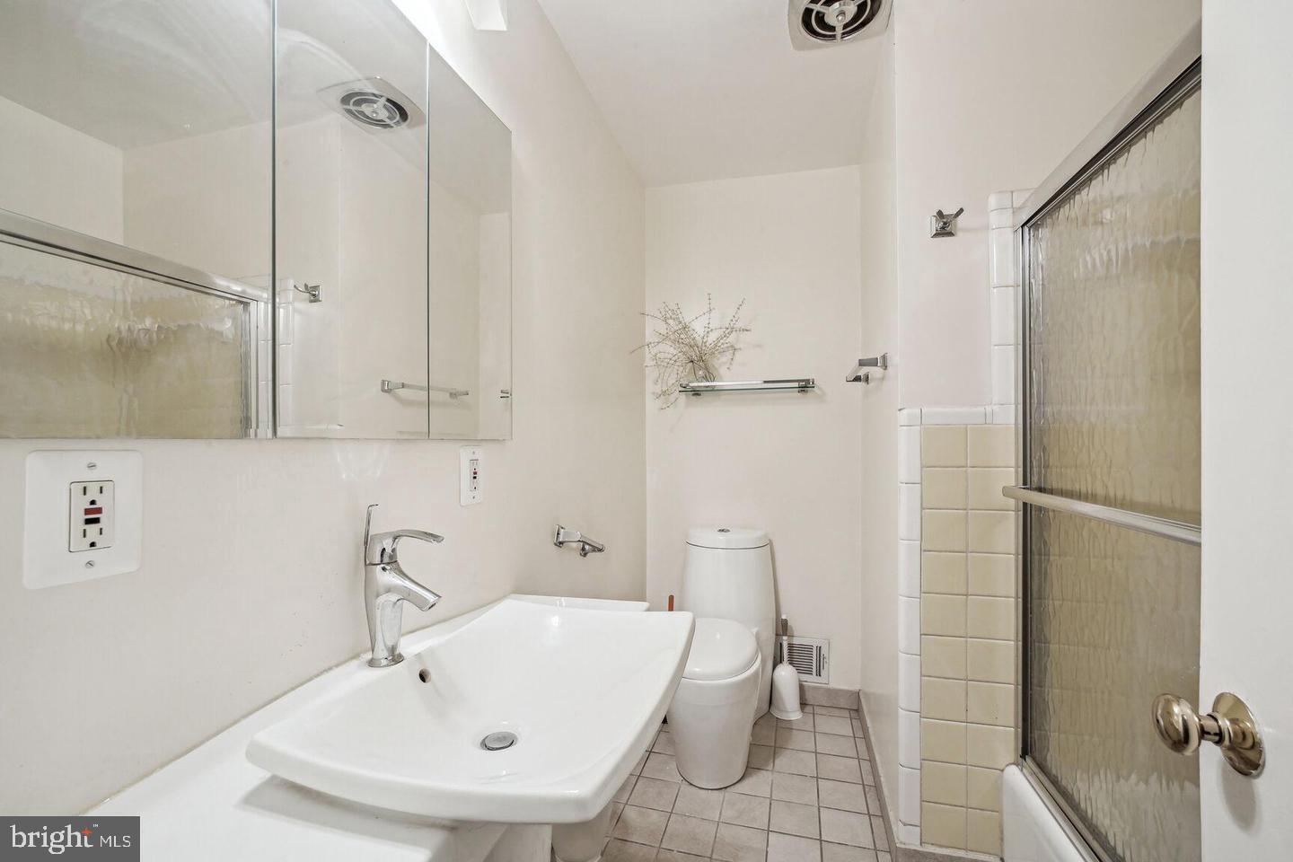 BROYHILL LANGLEY ESTATES - Residential Lease