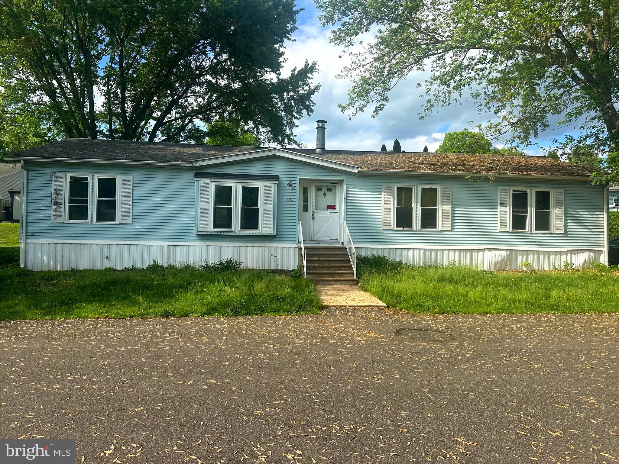 921 LAKEVIEW DRIVE