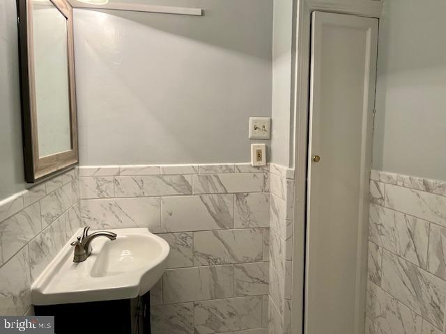 LAKE WALKER - Residential Lease