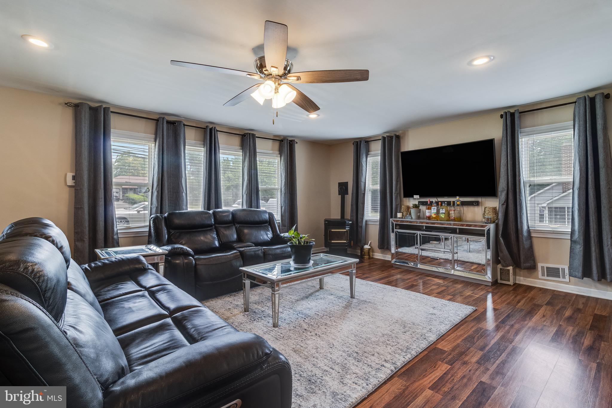 104 W HAWTHORNE DRIVE