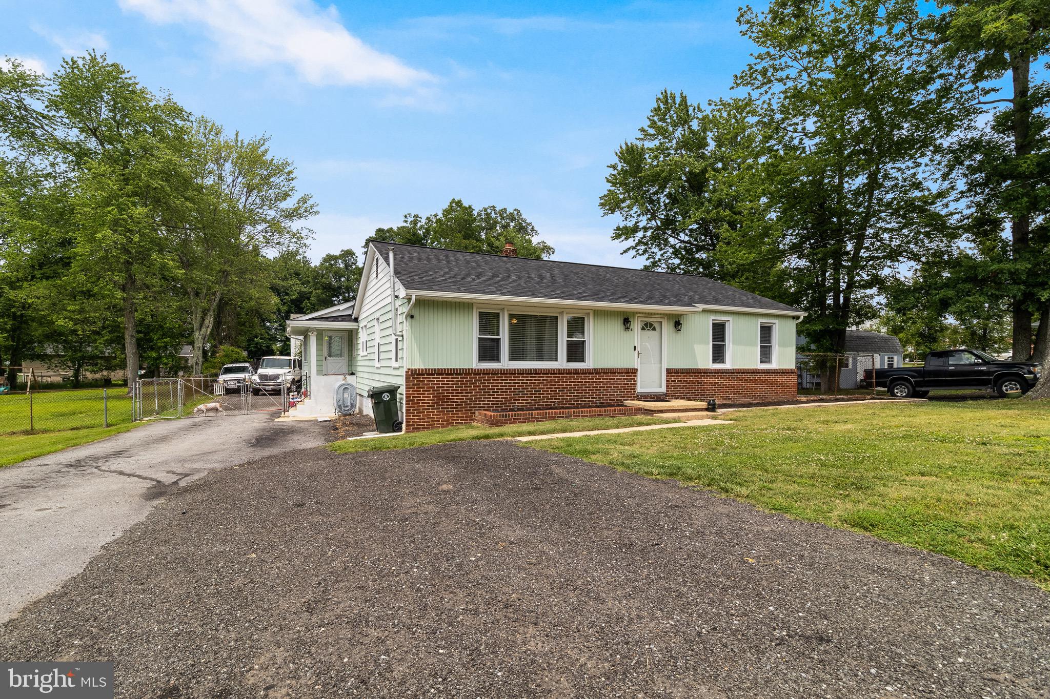 104 W HAWTHORNE DRIVE