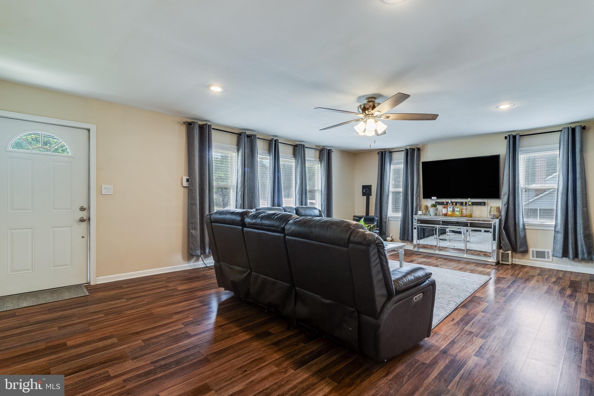 104 W HAWTHORNE DRIVE