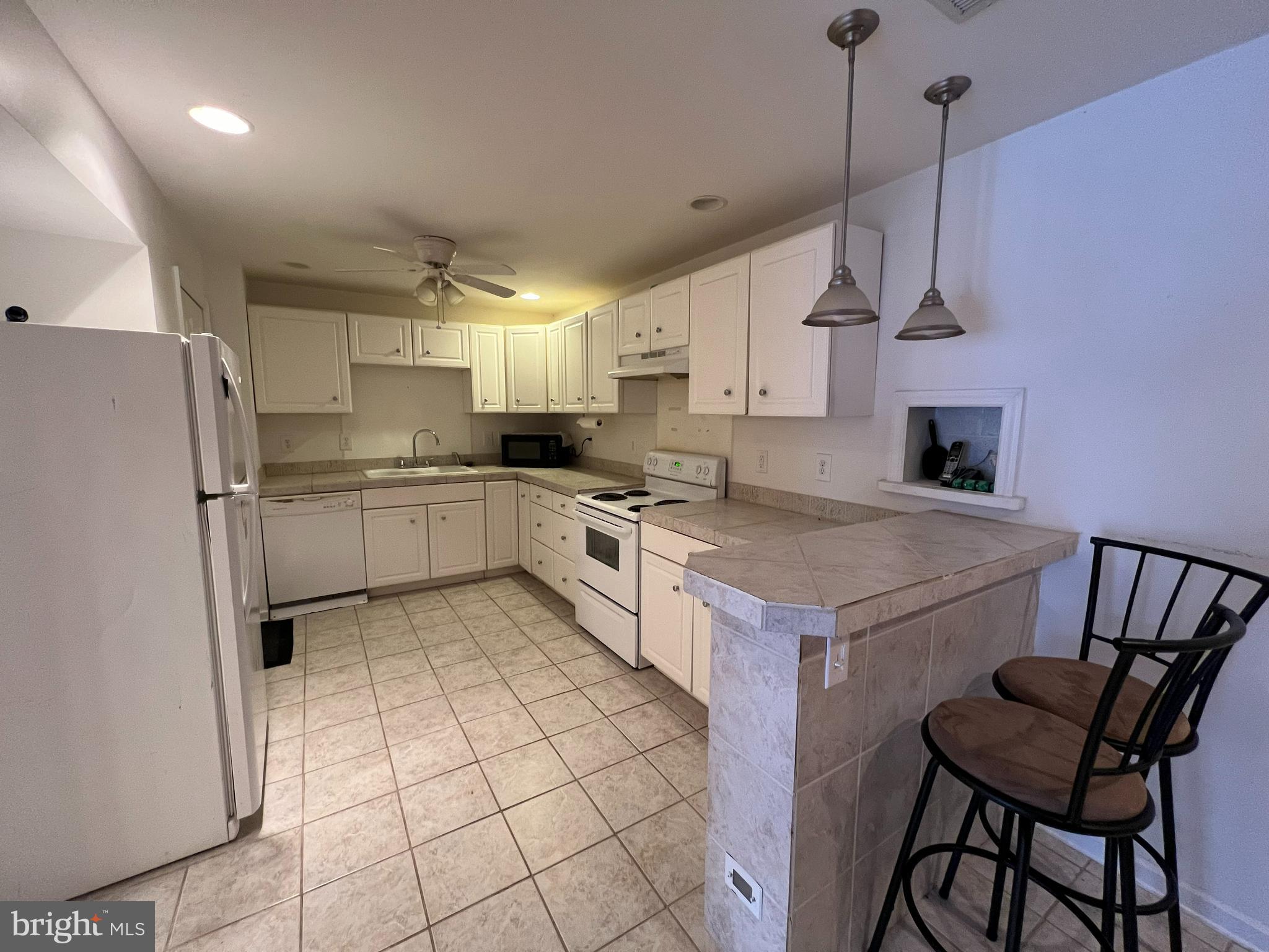 BAYVIEW ESTATES - Residential Lease