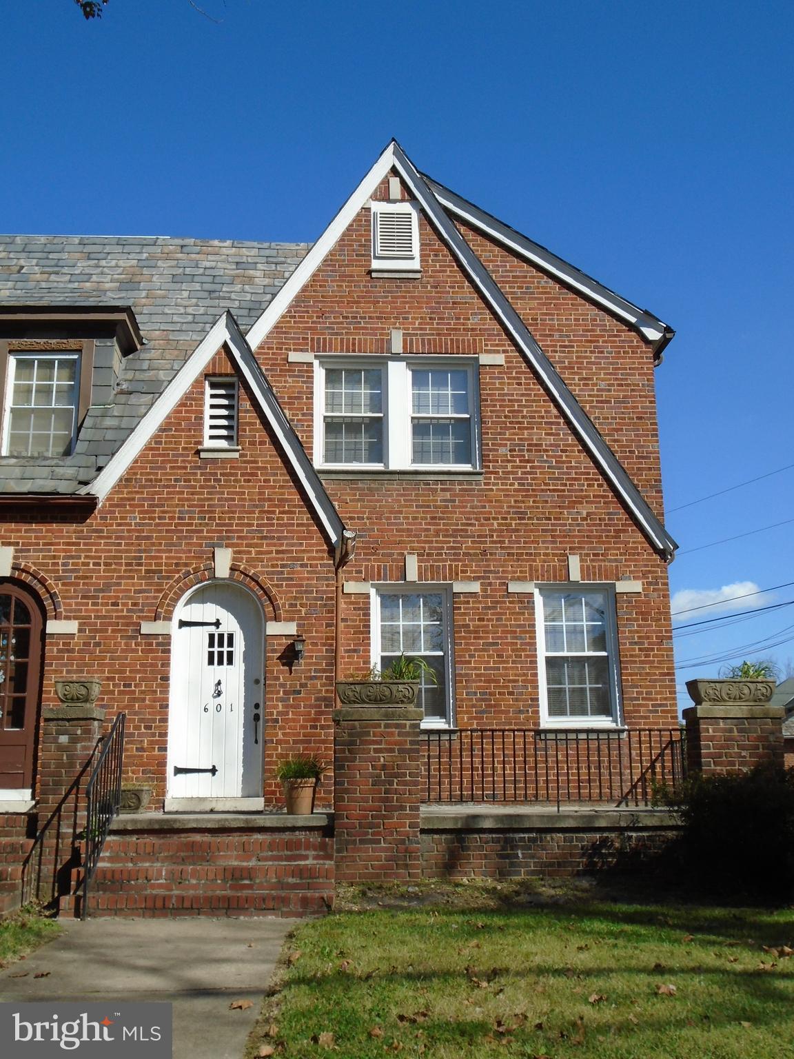 Large one bedroom apartment occupying ground level and lower level of townhouse. Eat in kitchen with nook. Hardwood floors in living room, dining room, and kitchen nook. Fenced backyard. Front Porch. No smoking, pets considered.