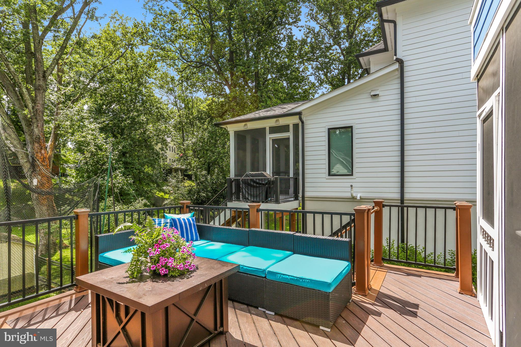 CRESCENT HILLS - Residential