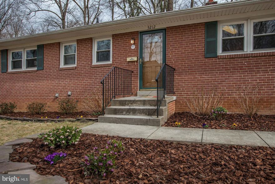 FANTASTIC NORTH SPRINGFIELD HOME WITH 4 BED/3 FB INSIDE THE BELTWAY!  HOME BACKS TO WOODS & CREEK - YOUR OWN PRIVATE OASIS.  BEAUTIFULLY UPDATED KITCHEN TO INCLUDE GRANITE COUNTERS, CUSTOM CABINETS & TILE FLOORS.  WOOD FLOORS ON MAIN LEVEL, NEUTRAL PAINT THROUGHOUT.  TWO FIREPLACES.  HUGE LOWER LEVEL DEN WITH SEPARATE BEDROOM/FULL BATH SUITE.  NEW LANDSCAPING.  MIN TO 95/495/METRO/SHOPS/DINING