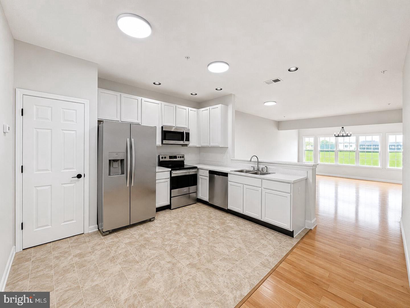 9002 EXECUTIVE CLUB DRIVE