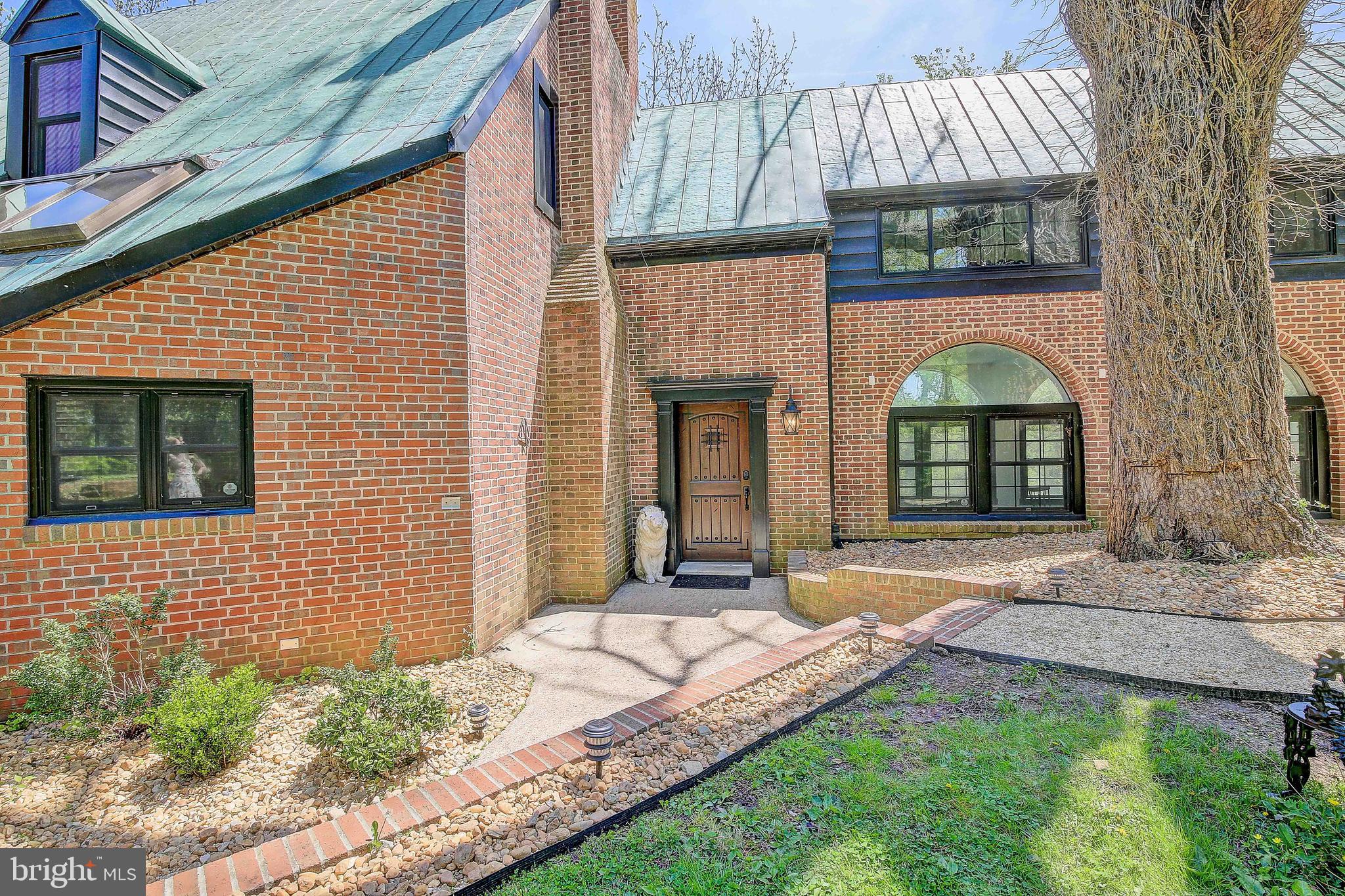1040 WHITE SANDS DRIVE