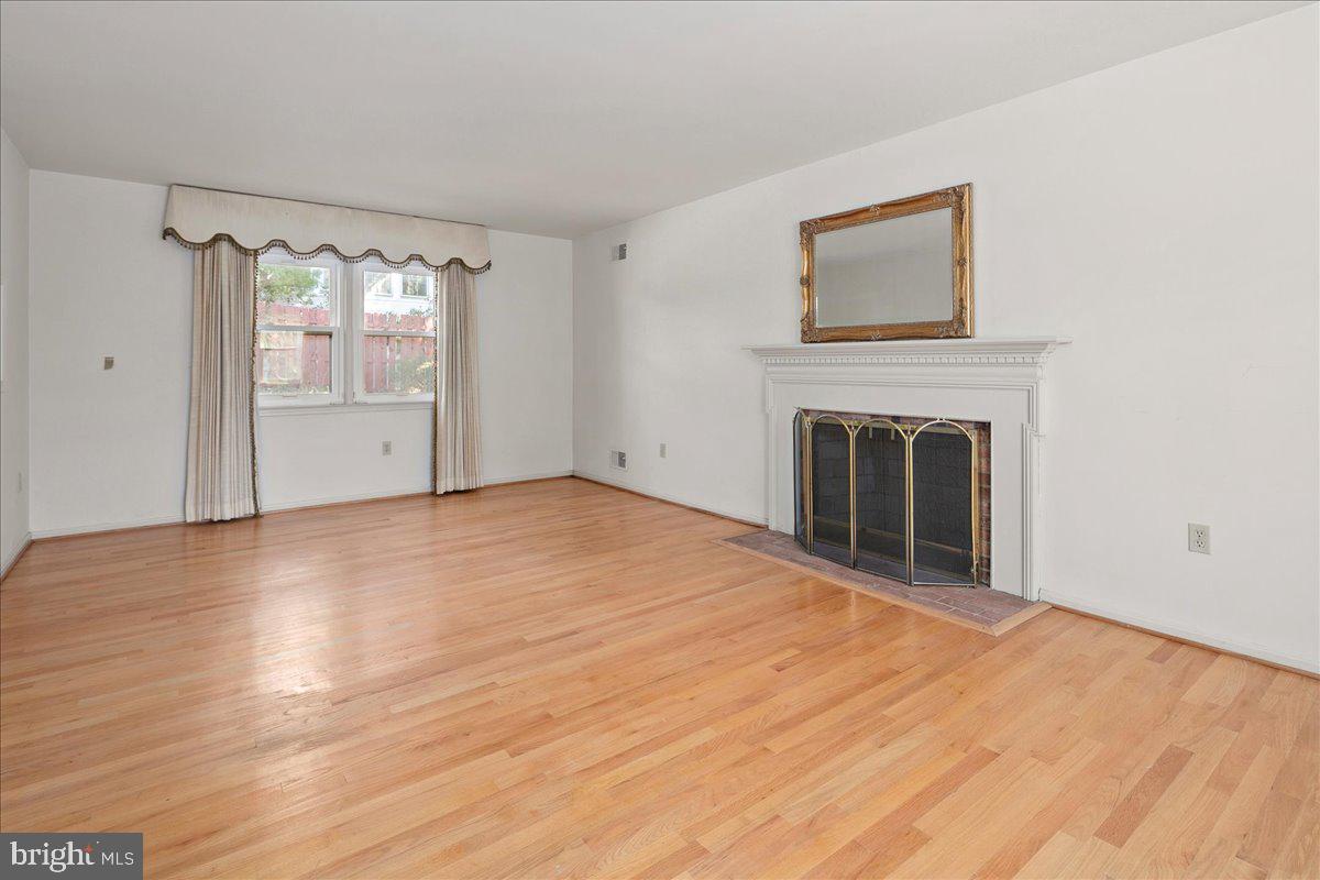 OVER LEE KNOLLS - Residential