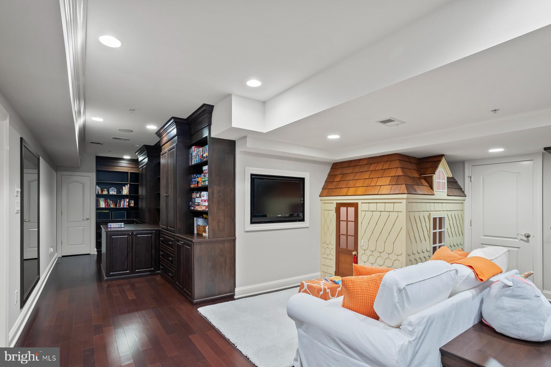 WHITEGATE - Residential