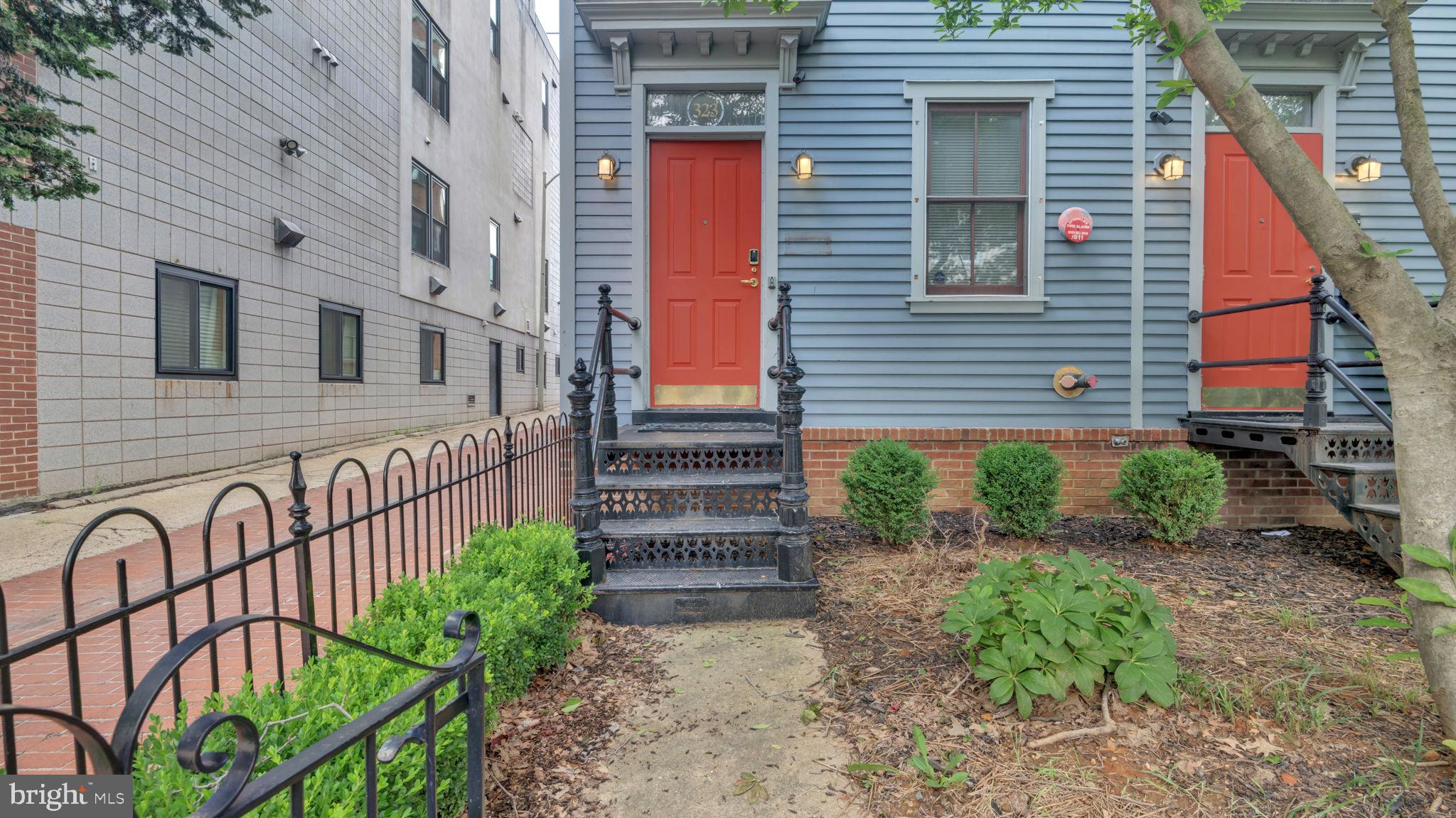 323 8TH STREET NE