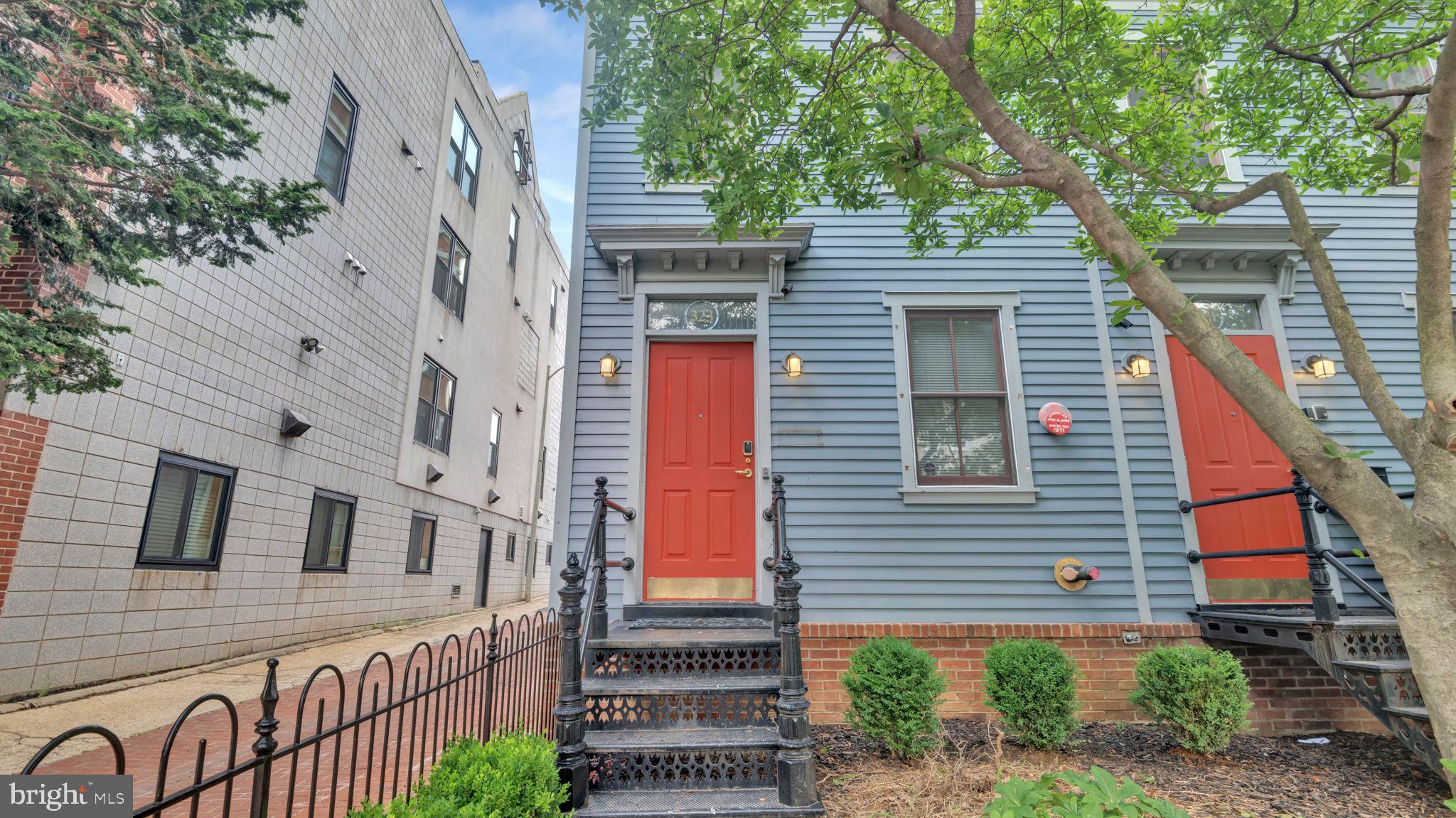 323 8TH STREET NE