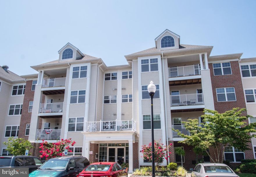 BEAUTIFUL & SPACIOUS 2 BEDROOM & DEN/ 2 FULL BATH TOP FLOOR CONDO IN BECKETT GREEN.  SECURE ELEVATOR BUILDING IN GATED DEVELOPMENT.  SUN-LIT EAT-IN KITCHEN HAS STAINLESS APPLIANCES, KITCHEN TABLE SPACE & LARGE PANTRY.  NEW GLEAMING WOOD FLOORS IN LIVING ROOM & DINING ROOM.  HUGE MASTER SUITE HAS LARGE WALK-IN CLOSET AND MASTER BATH.  NEW CARPET IN BOTH BEDROOMS.  HUGE LAUNDRY/UTILITY/STORAGE ROOM.  CLOSE TO OWINGS MILLS BLVD & 795.