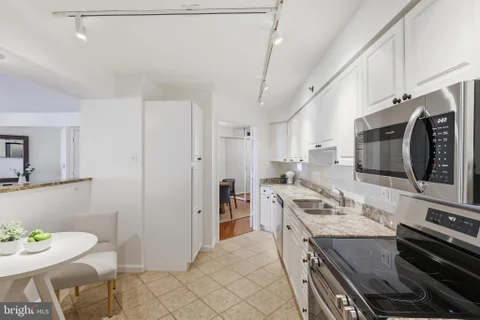 2181 Jamieson Avenue Unit 805, Alexandria, VA MLS: VAAX2065606