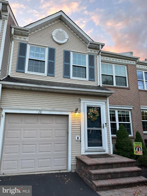13 SPARROW WALK NEWTOWN PA 18940