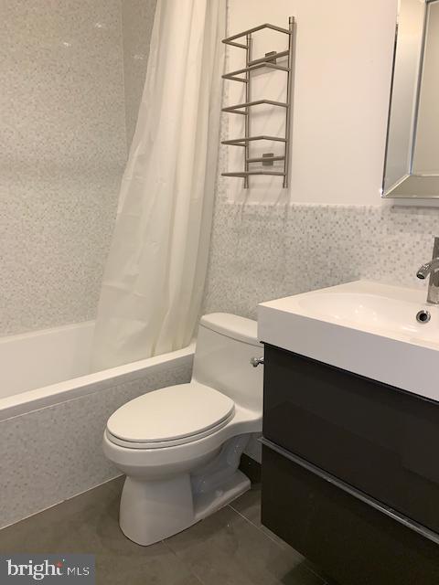 INVERNESS KNOLLS - Residential Lease