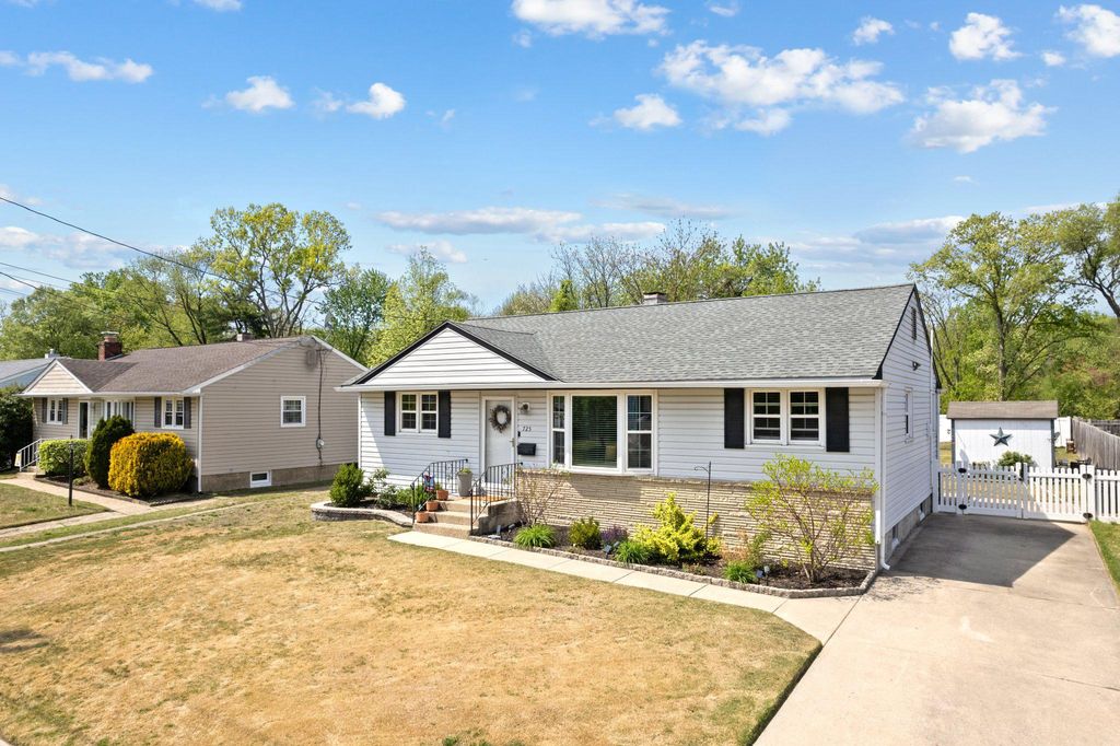 Photo of 725 W 3rd Avenue, RUNNEMEDE, NJ 08078 (MLS # NJCD2114982)