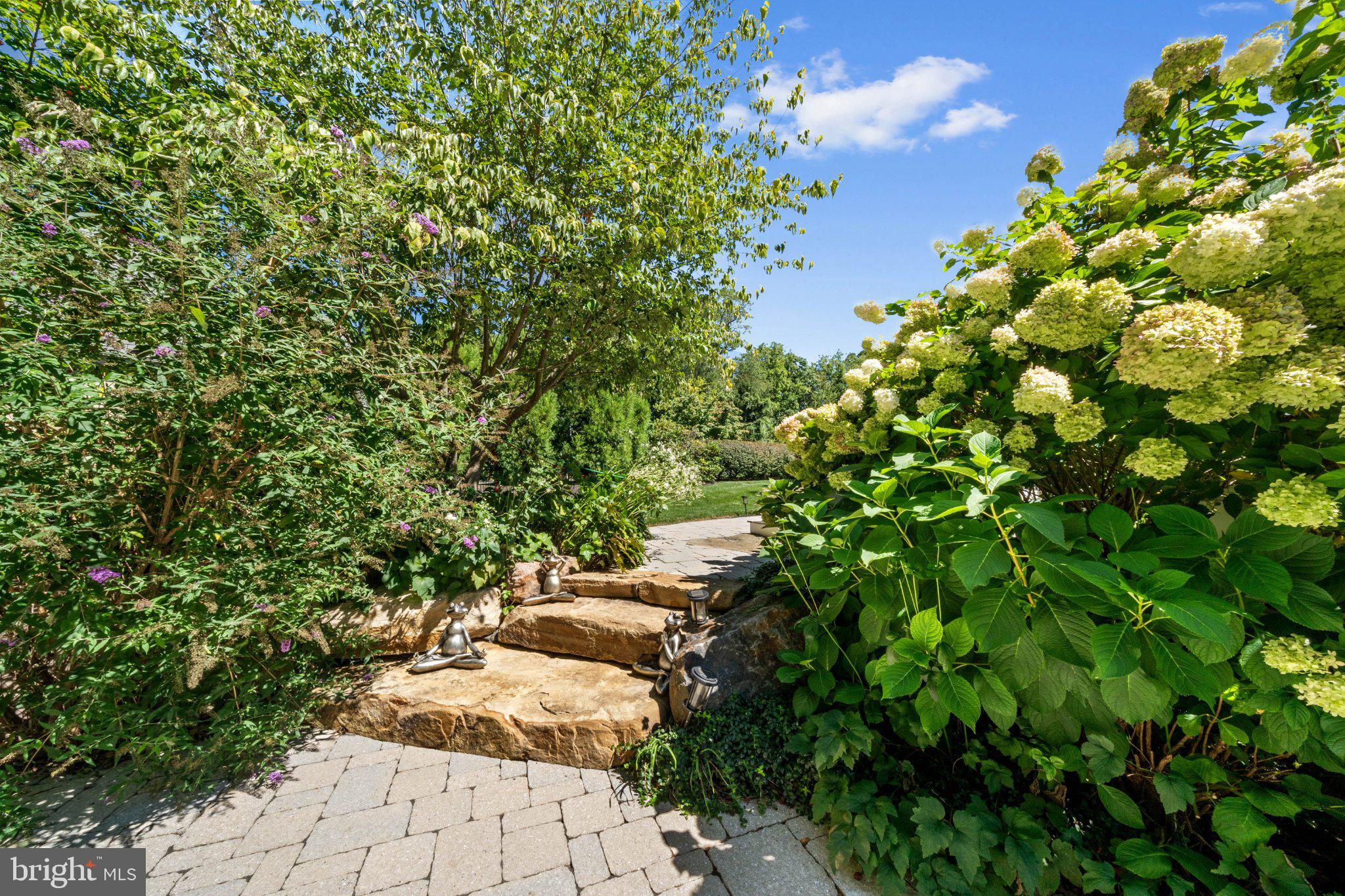 7 LAKEWOOD CIRCLE