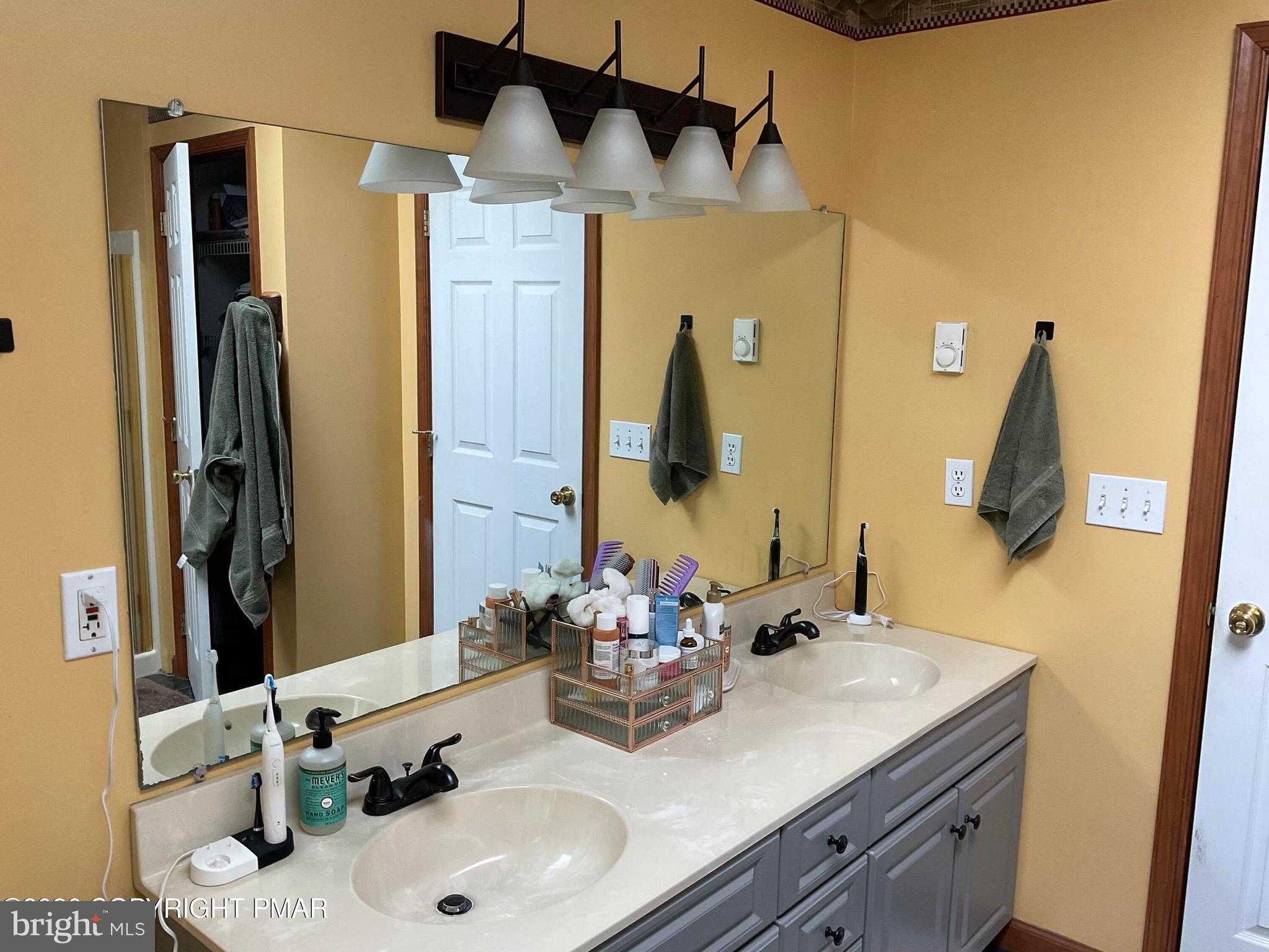 ARROWHEAD  LAKES - Residential