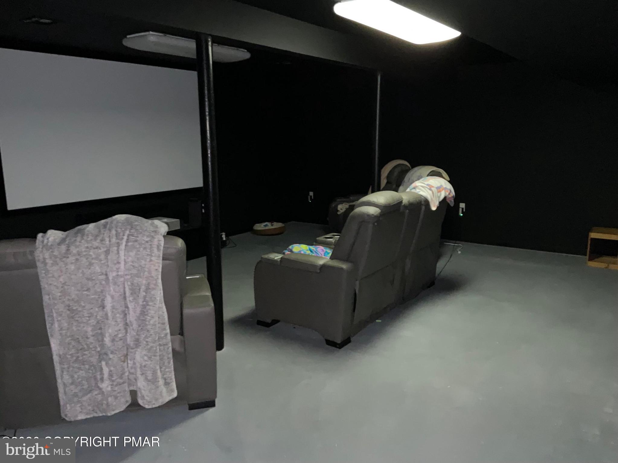 ARROWHEAD  LAKES - Residential