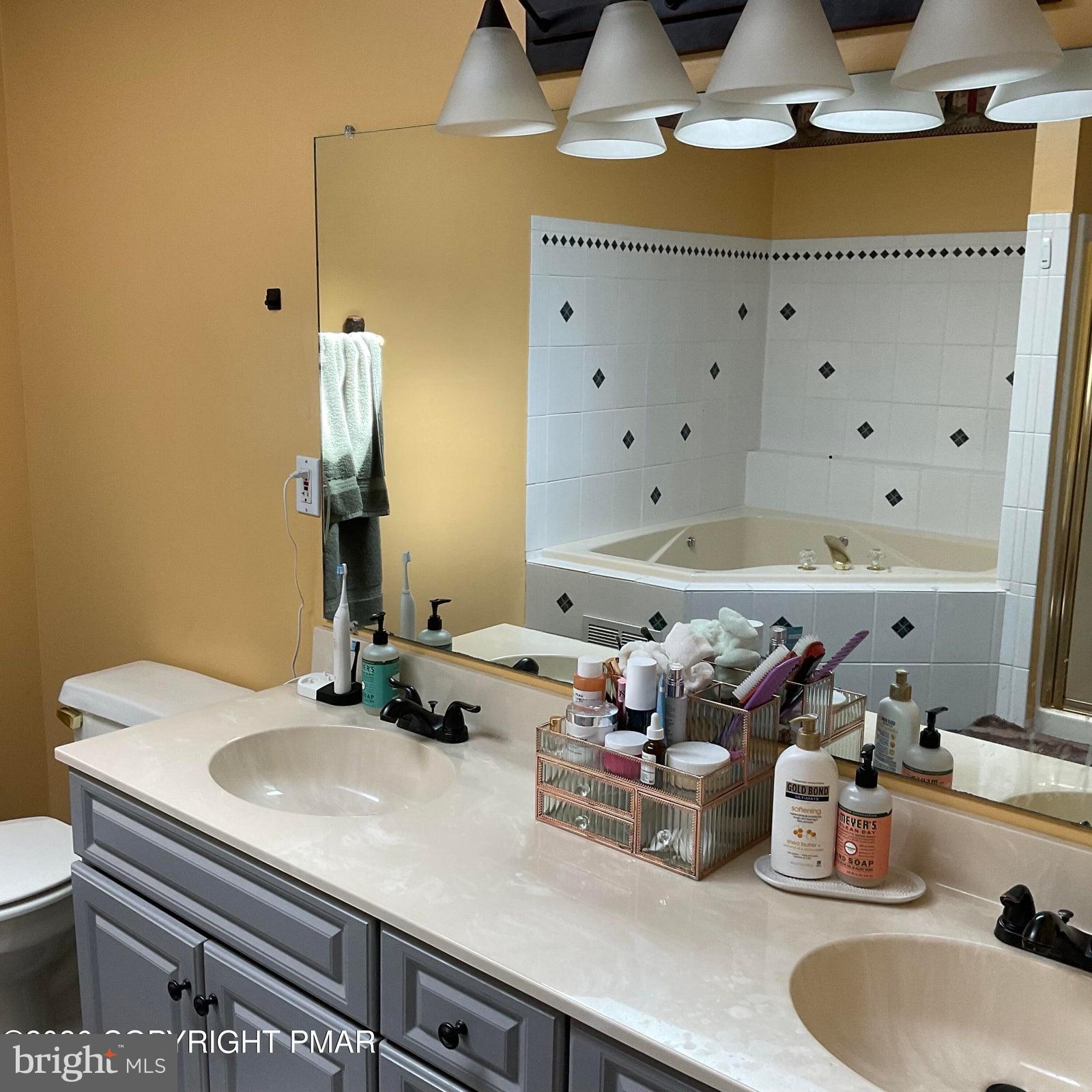 ARROWHEAD  LAKES - Residential