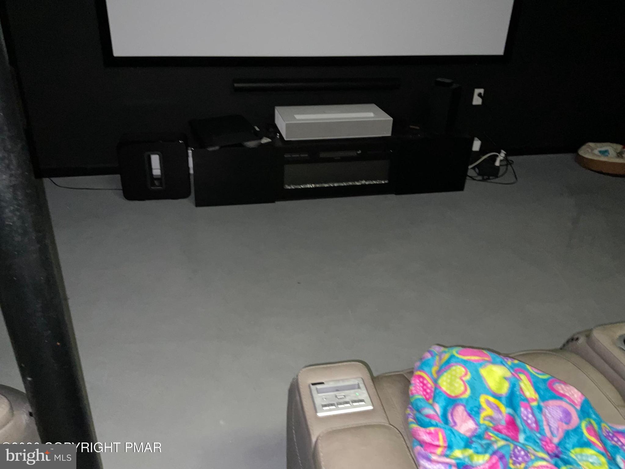 ARROWHEAD  LAKES - Residential