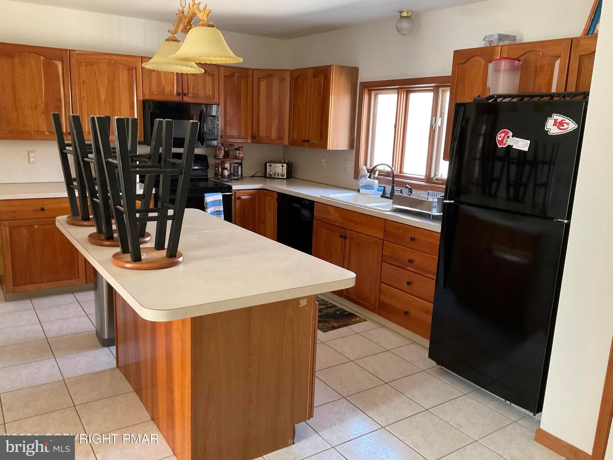 ARROWHEAD  LAKES - Residential