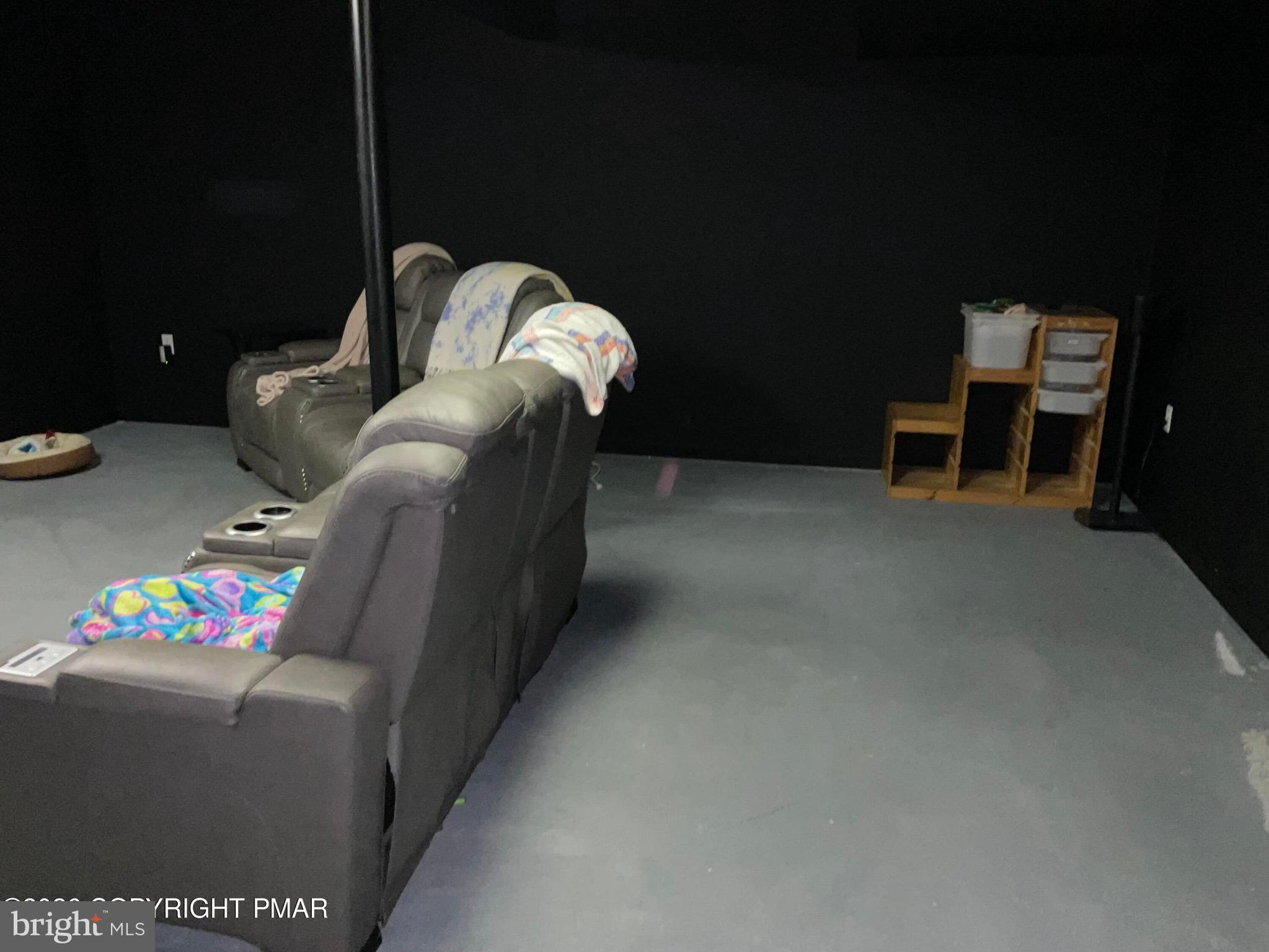 ARROWHEAD  LAKES - Residential