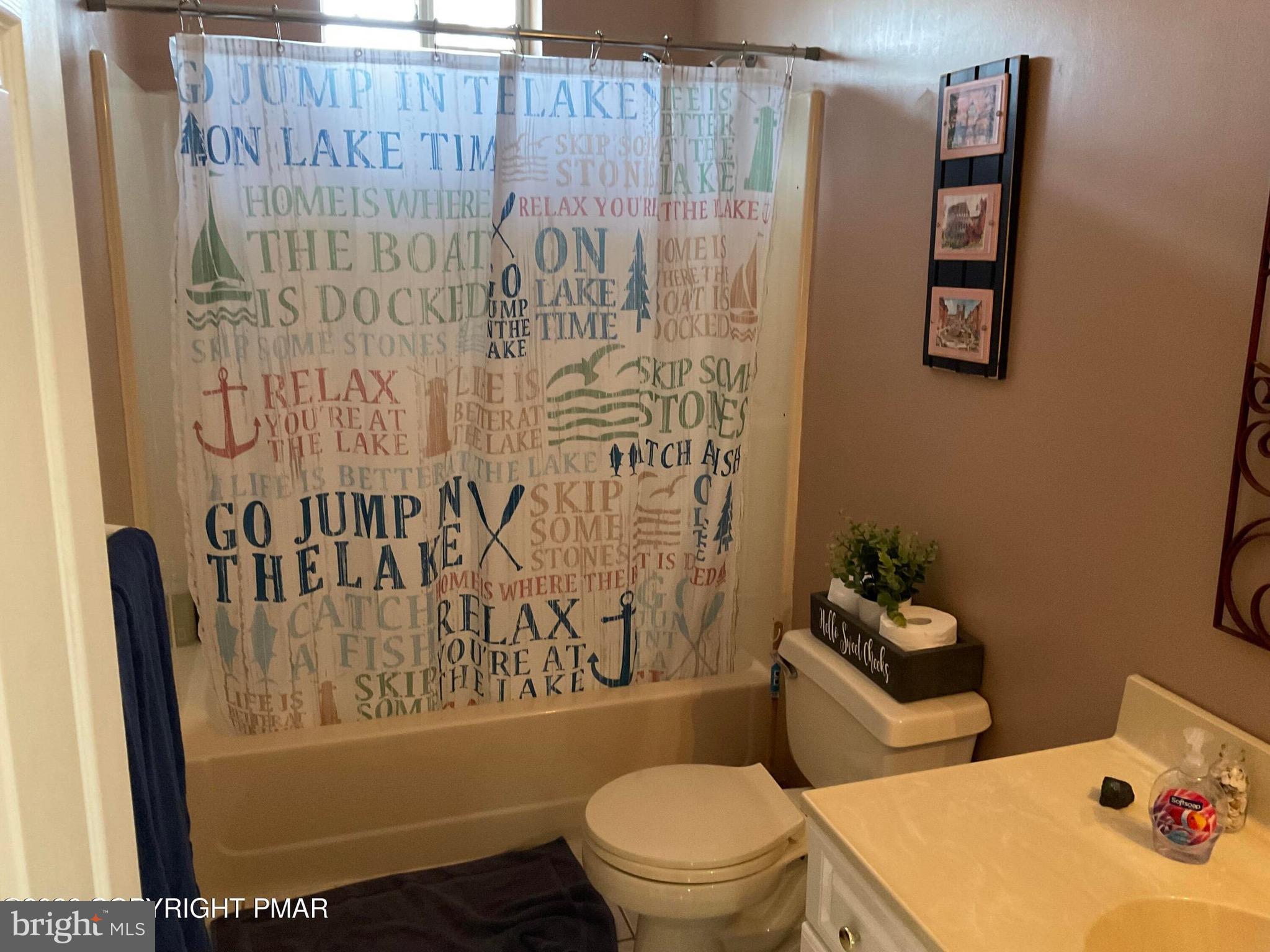 ARROWHEAD  LAKES - Residential