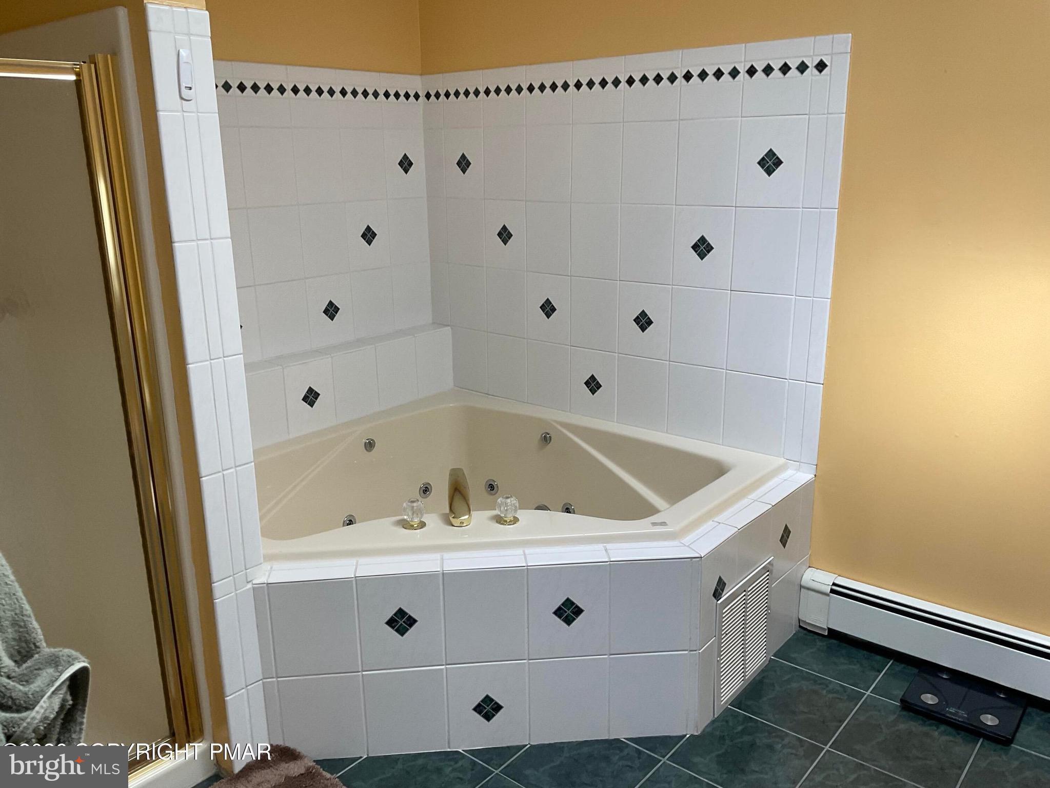 ARROWHEAD  LAKES - Residential