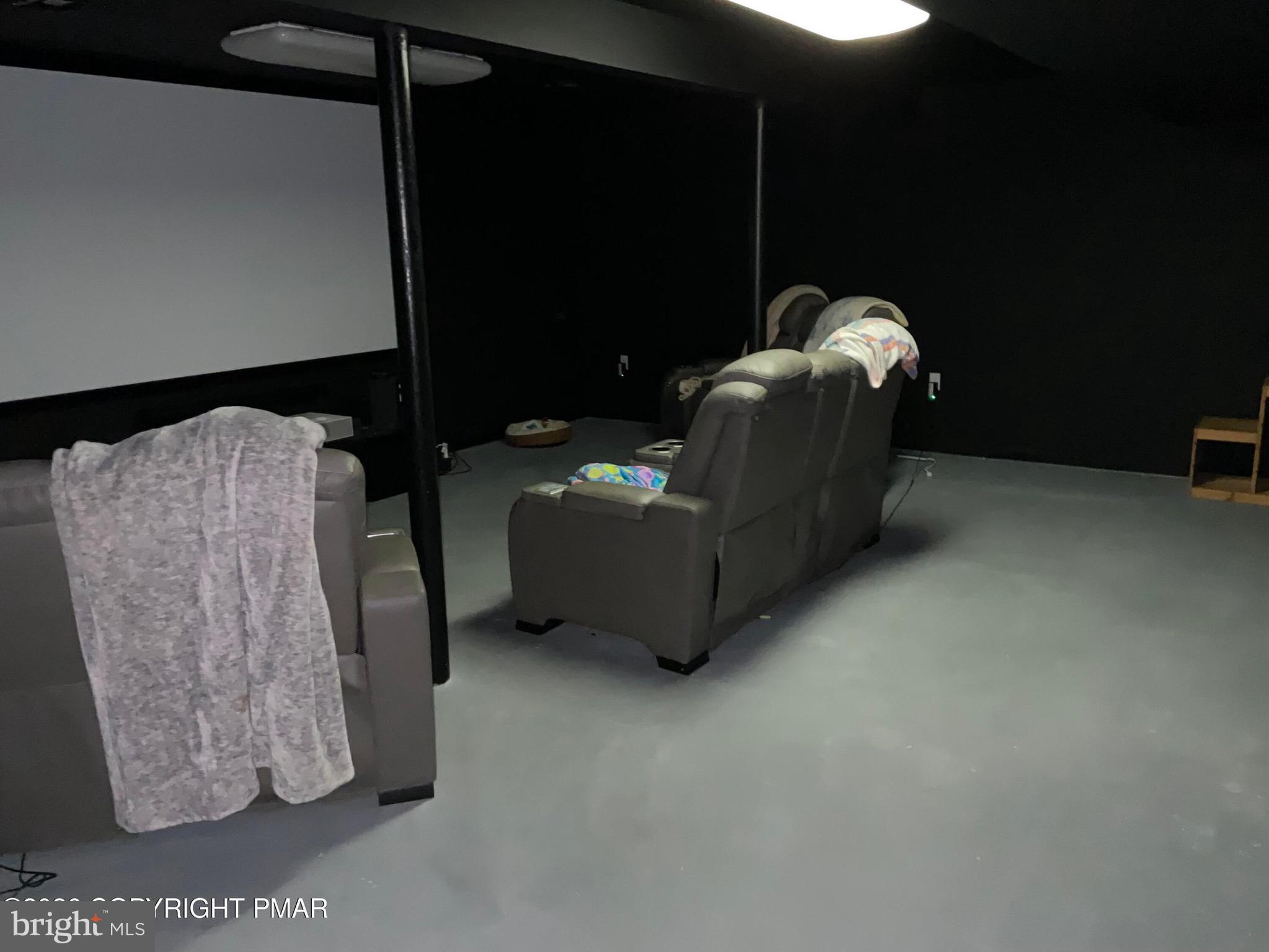 ARROWHEAD  LAKES - Residential